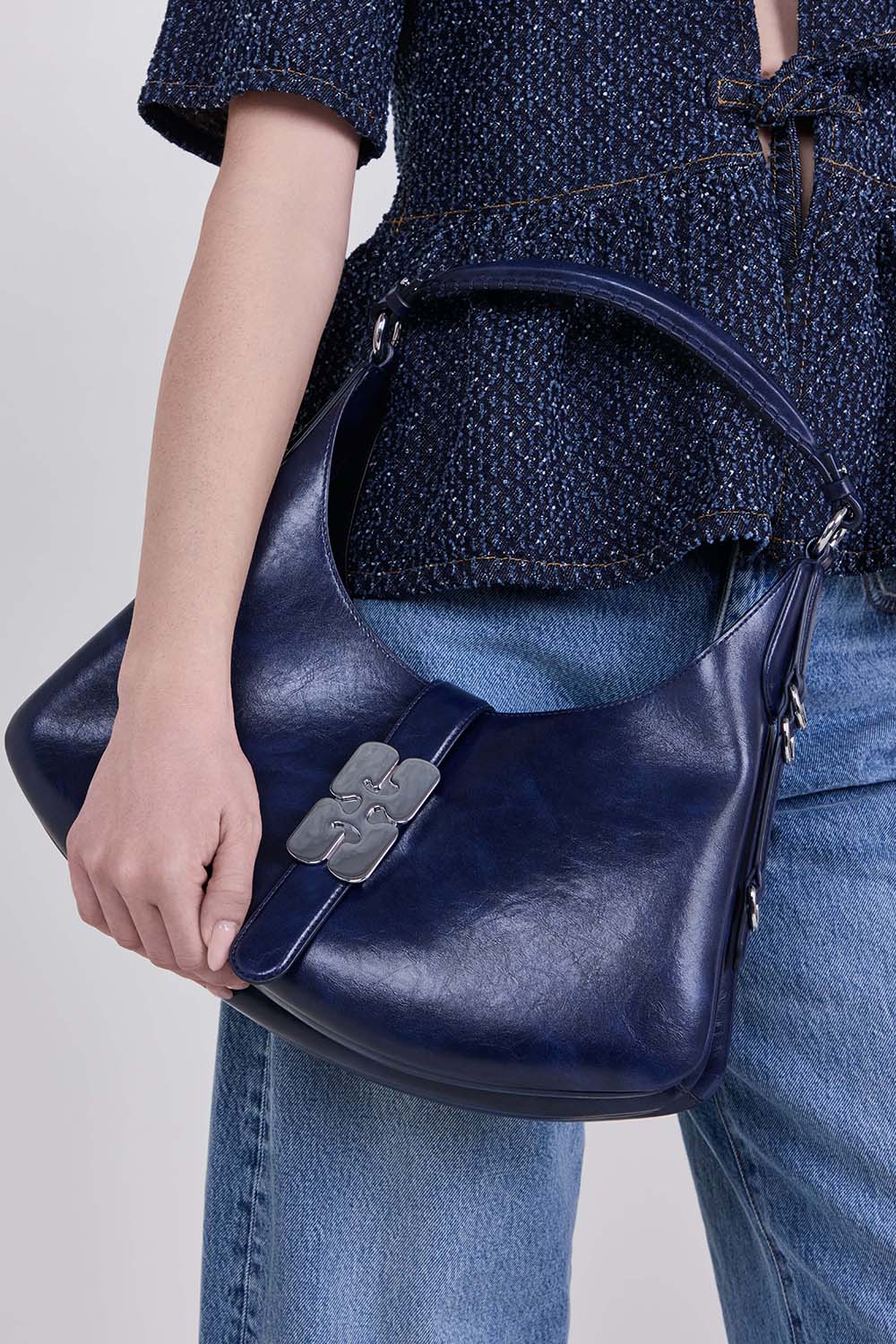 תמונת כל הלוק של תיק כתף קאט סמול